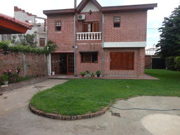 Gran chalet 3 dorm c/garage pasante. Lote Fte doble. Banfield Este.