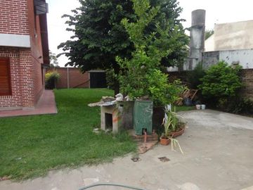 Gran chalet 3 dorm c/garage pasante. Lote Fte doble. Banfield Este.