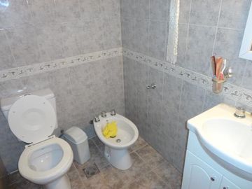 Gran chalet 3 dorm c/garage pasante. Lote Fte doble. Banfield Este.