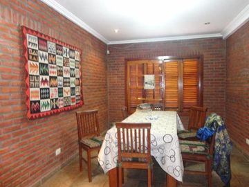 Gran chalet 3 dorm c/garage pasante. Lote Fte doble. Banfield Este.