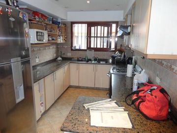 Gran chalet 3 dorm c/garage pasante. Lote Fte doble. Banfield Este.