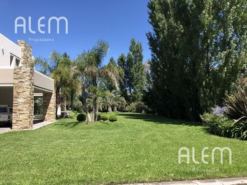 Casa en venta en St. Thomas Canning | Triple lote