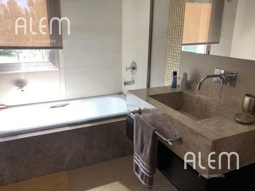 Casa en venta en St. Thomas Canning | Triple lote