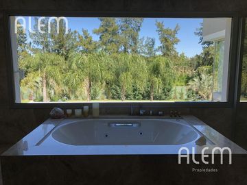Casa en venta en St. Thomas Canning | Triple lote
