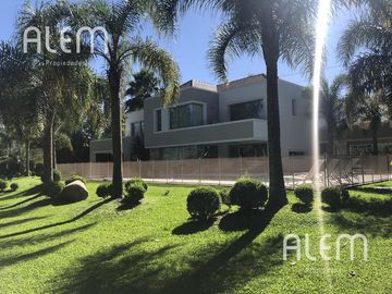 Casa en venta en St. Thomas Canning | Triple lote