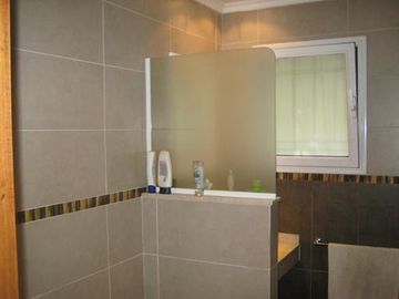 EXCELENTE CHALET CON MUY BUEN JARDÍN Y BIEN UBICADO - CATEGORÍA