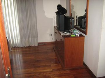 EXCELENTE CHALET CON MUY BUEN JARDÍN Y BIEN UBICADO - CATEGORÍA