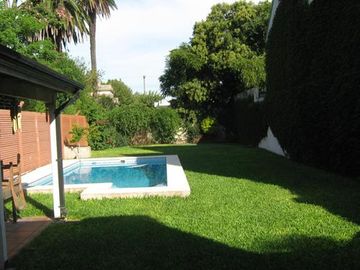 EXCELENTE CHALET CON MUY BUEN JARDÍN Y BIEN UBICADO - CATEGORÍA