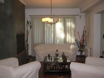 EXCELENTE CHALET CON MUY BUEN JARDÍN Y BIEN UBICADO - CATEGORÍA
