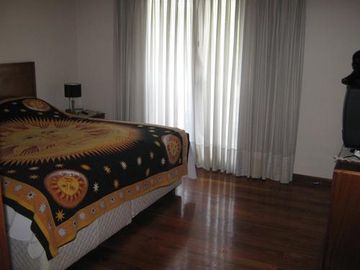EXCELENTE CHALET CON MUY BUEN JARDÍN Y BIEN UBICADO - CATEGORÍA