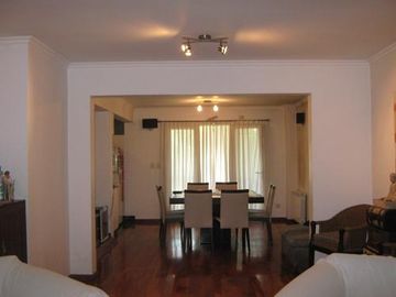 EXCELENTE CHALET CON MUY BUEN JARDÍN Y BIEN UBICADO - CATEGORÍA