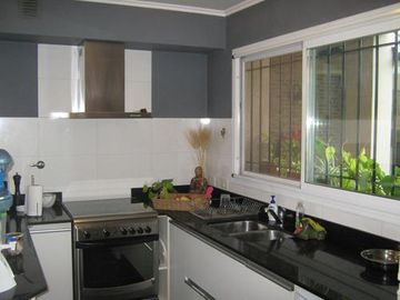 EXCELENTE CHALET CON MUY BUEN JARDÍN Y BIEN UBICADO - CATEGORÍA