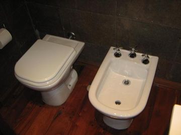 EXCELENTE CHALET CON MUY BUEN JARDÍN Y BIEN UBICADO - CATEGORÍA