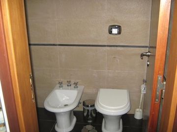 EXCELENTE CHALET CON MUY BUEN JARDÍN Y BIEN UBICADO - CATEGORÍA
