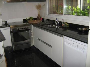 EXCELENTE CHALET CON MUY BUEN JARDÍN Y BIEN UBICADO - CATEGORÍA