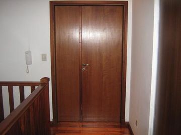 EXCELENTE CHALET CON MUY BUEN JARDÍN Y BIEN UBICADO - CATEGORÍA