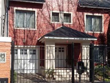 EXCELENTE CHALET CON MUY BUEN JARDÍN Y BIEN UBICADO - CATEGORÍA