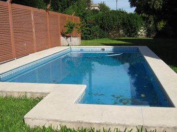 EXCELENTE CHALET CON MUY BUEN JARDÍN Y BIEN UBICADO - CATEGORÍA