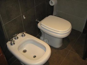 EXCELENTE CHALET CON MUY BUEN JARDÍN Y BIEN UBICADO - CATEGORÍA