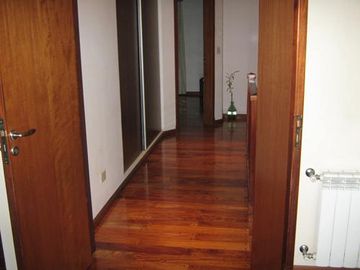 EXCELENTE CHALET CON MUY BUEN JARDÍN Y BIEN UBICADO - CATEGORÍA