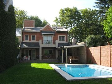 EXCELENTE CHALET CON MUY BUEN JARDÍN Y BIEN UBICADO - CATEGORÍA