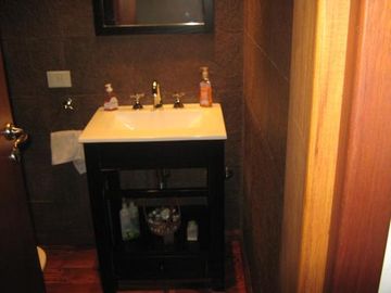 EXCELENTE CHALET CON MUY BUEN JARDÍN Y BIEN UBICADO - CATEGORÍA