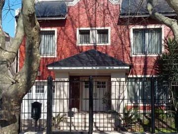 EXCELENTE CHALET CON MUY BUEN JARDÍN Y BIEN UBICADO - CATEGORÍA