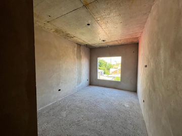 Departamento de dos ambientes con cochera y terraza a la venta en el Centro de Wilde