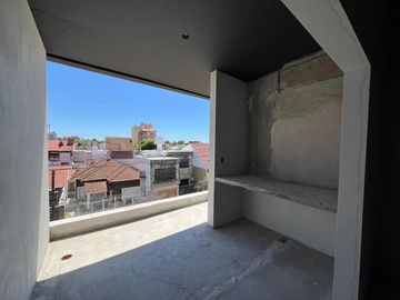 Departamento de dos ambientes con cochera y terraza a la venta en el Centro de Wilde