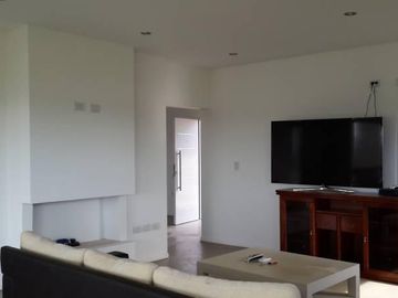 Casa de 6 amb en venta a la laguna en El Cantón