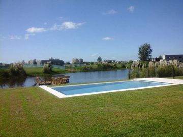 Casa de 6 amb en venta a la laguna en El Cantón