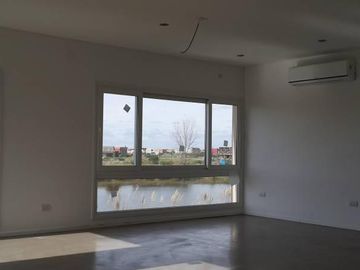 Casa de 6 amb en venta a la laguna en El Cantón