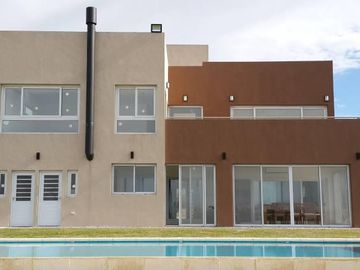 Casa de 6 amb en venta a la laguna en El Cantón