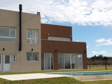 Casa de 6 amb en venta a la laguna en El Cantón
