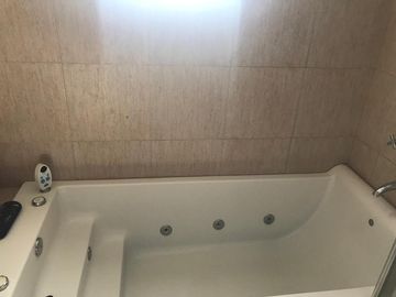 Casa de 6 amb en venta a la laguna en El Cantón