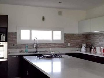 Casa de 6 amb en venta a la laguna en El Cantón