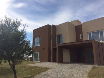 Casa de 6 amb en venta a la laguna en El Cantón