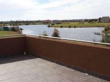 Casa de 6 amb en venta a la laguna en El Cantón