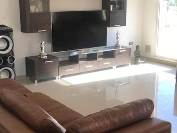 Casa de 6 amb en venta a la laguna en El Cantón