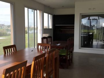 Casa de 6 amb en venta a la laguna en El Cantón