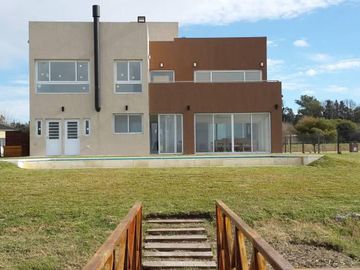 Casa de 6 amb en venta a la laguna en El Cantón