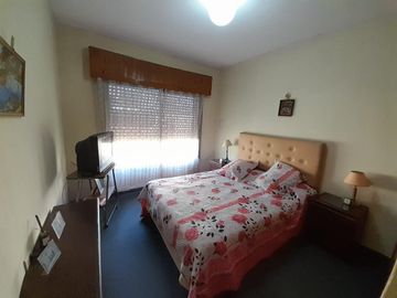 Casa 2 amb, cochera y fondo libre