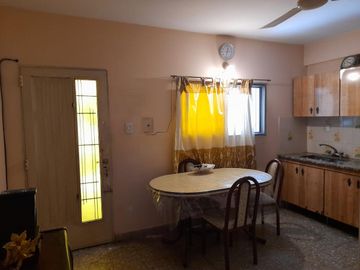 Casa 2 amb, cochera y fondo libre