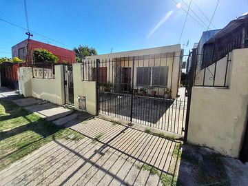 Casa 2 amb, cochera y fondo libre