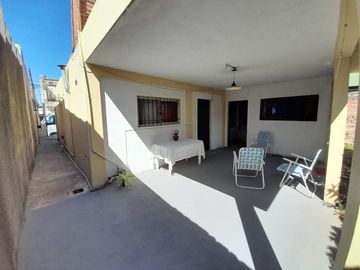Casa 2 amb, cochera y fondo libre