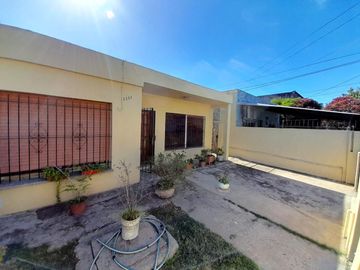 Casa 2 amb, cochera y fondo libre