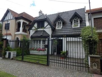 CHALET DE ESTILO EN EXCELENTE UBICACION
