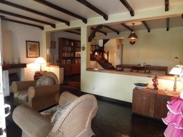 CHALET DE ESTILO EN EXCELENTE UBICACION