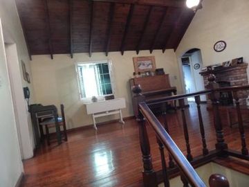 CHALET DE ESTILO EN EXCELENTE UBICACION