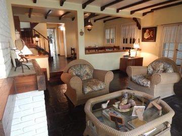 CHALET DE ESTILO EN EXCELENTE UBICACION